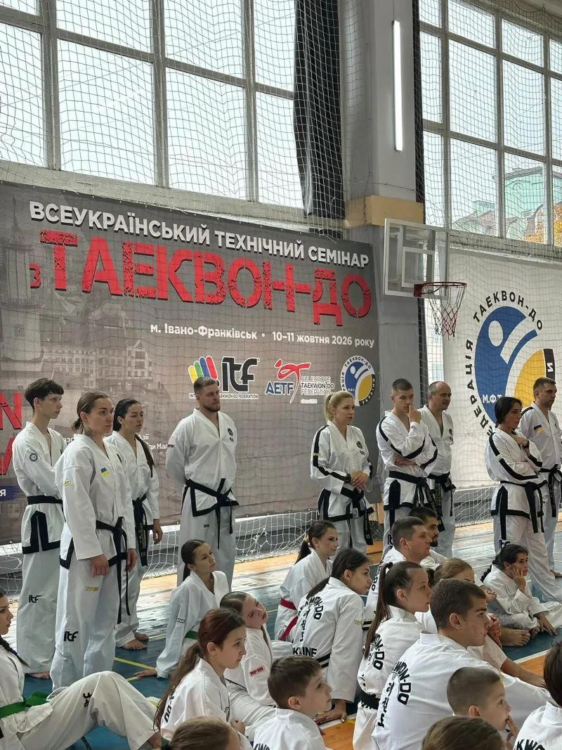Учасники семінару зібралися біля сцени спортивного залу.