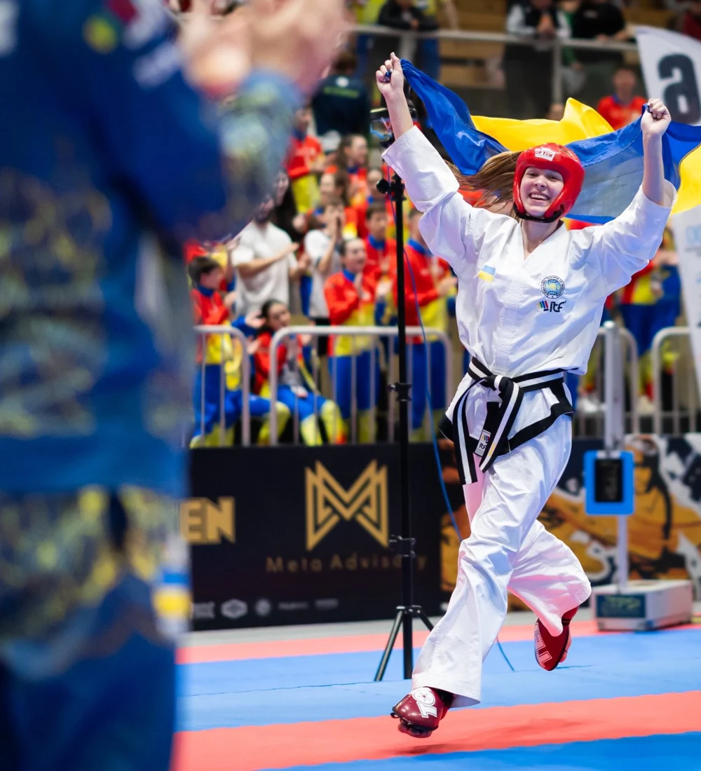 Українська спортсменка з прапором України
